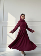 Mini Bloom Embroidered Abaya – Maroon