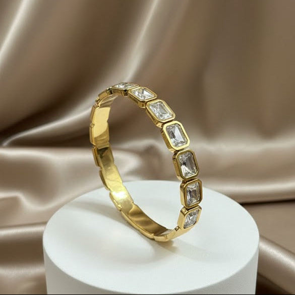 Elegant Gold Crystal Cuff